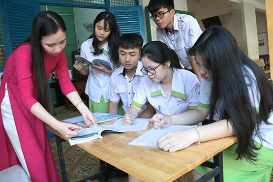 Cô trò Trường THPT Nguyễn Thị Diệu (Q.3, TP HCM) - vẻ đẹp văn hóa học đường. Ảnh: Yến Hoa.
