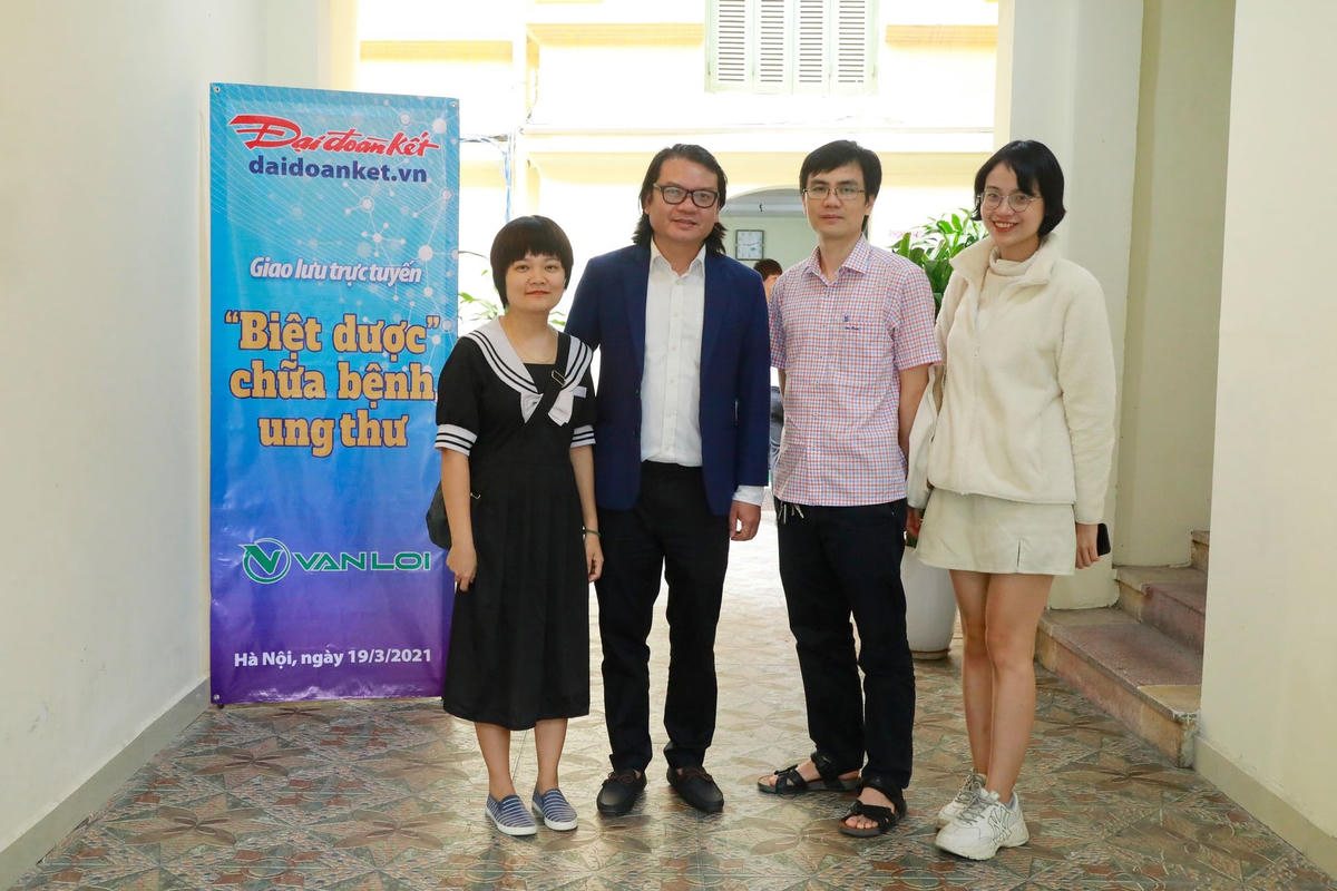 Nhà báo Trần Anh Tú, Trưởng ban Điện tử Báo Đại Đoàn Kết đón tiếp khách mời.