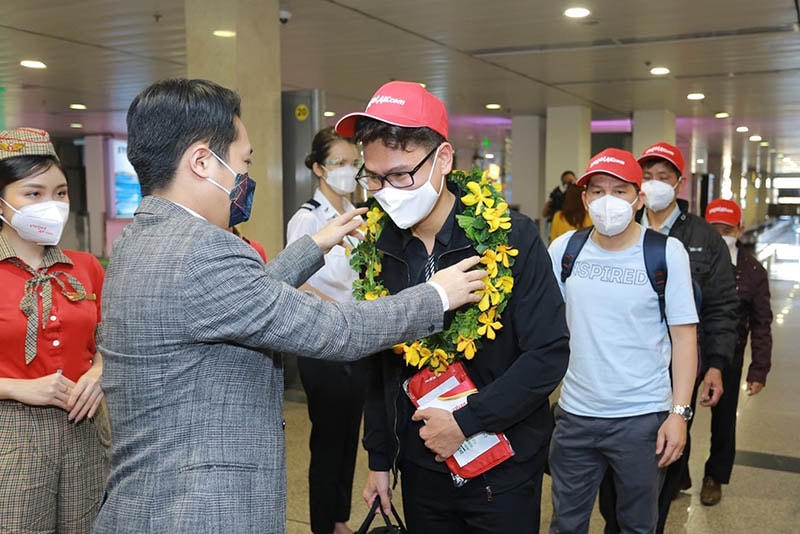 Lãnh đạo Sở Du lịch TP HCM tặng hoa cho những khách hàng đầu tiên.