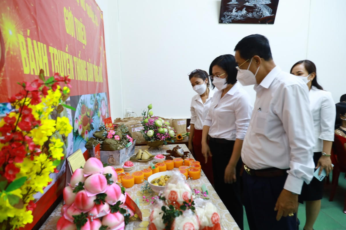 Thăm quan khu vực triển lãm giới thiệu các món ẩm thực tiêu biểu tại lễ hội Tết Nguyên tiêu 2022.