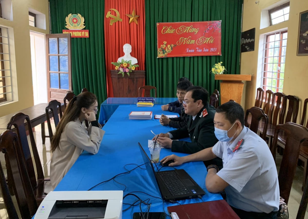 Bà N. (bìa trái) tại buổi làm việc với cơ quan chức năng.