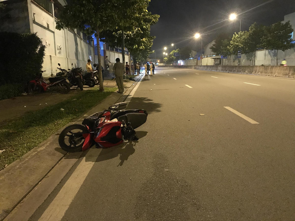 Lực lượng công an khám nghiệm hiện trường vụ tai nạn.