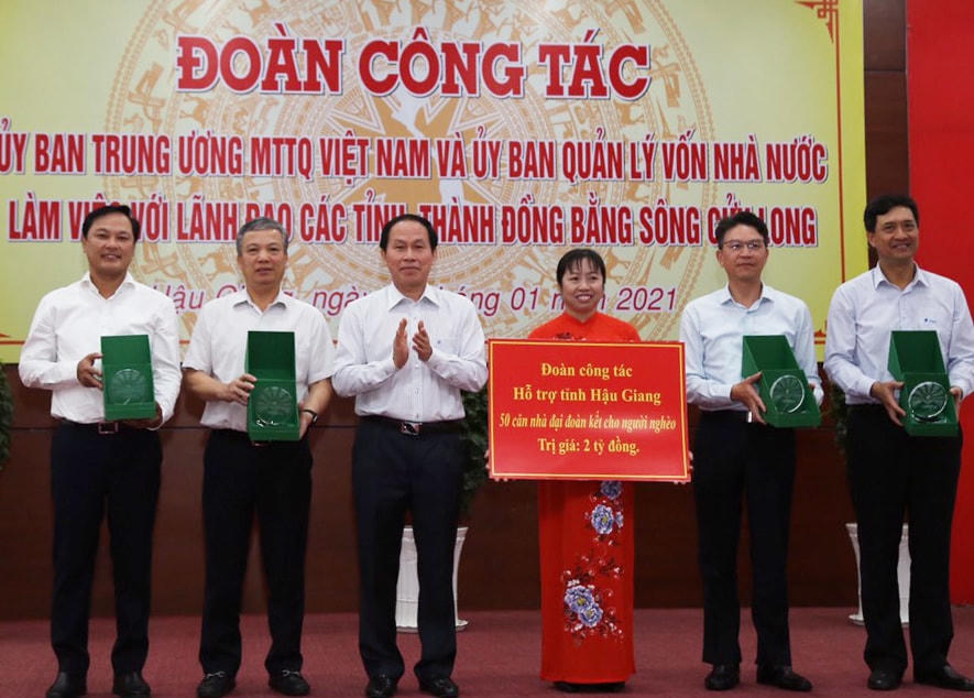 Bà Thái Thu Xương tiếp nhận nguồn hỗ trợ để xây dựng nhà Đại đoàn kết cho người dân.
