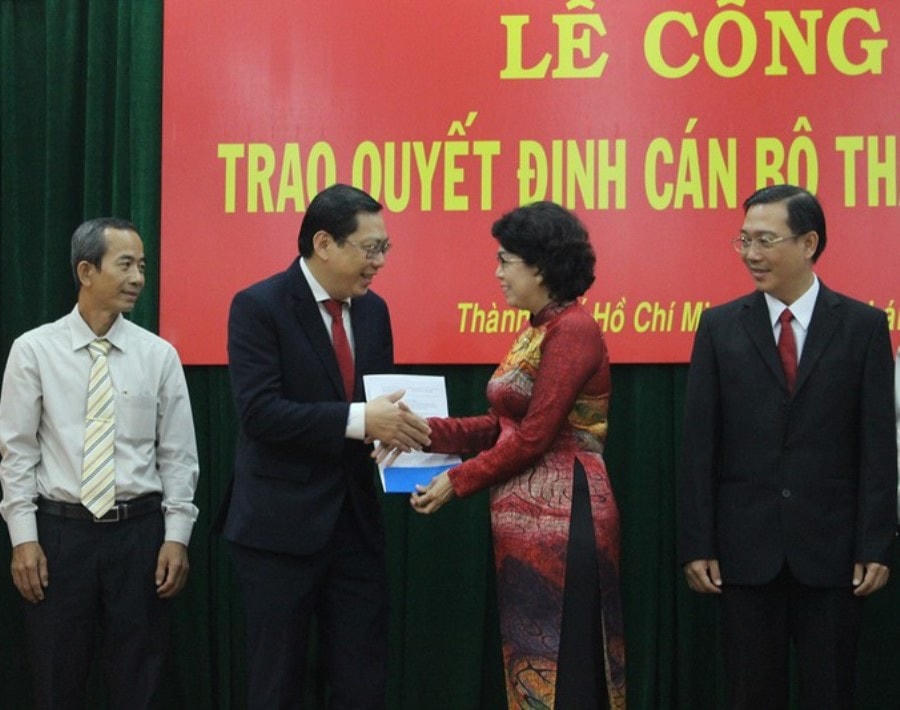 Chủ tịch Ủy ban MTTQ Việt Nam TP HCM Tô Thị Bích Châu trao Quyết định thành lập Ủy ban MTTQ Việt Nam TP Thủ Đức lâm thời.