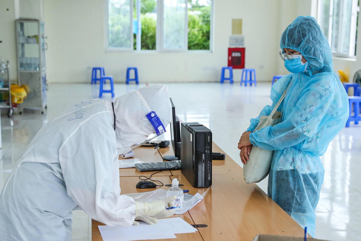 Giới chuyên gia khuyến cáo, dù chúng ta đã tiêm phủ vaccine ở tỉ lệ cao, nhưng vẫn không được lơ là các biện pháp phòng dịch đơn giản nhất. Ảnh: Quang Vinh