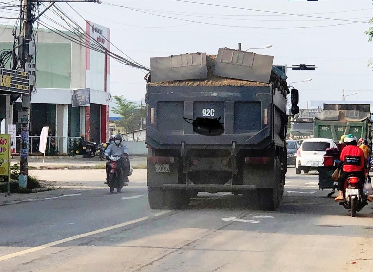 Xe chở cát quá tải trọng lưu thông trên đường.