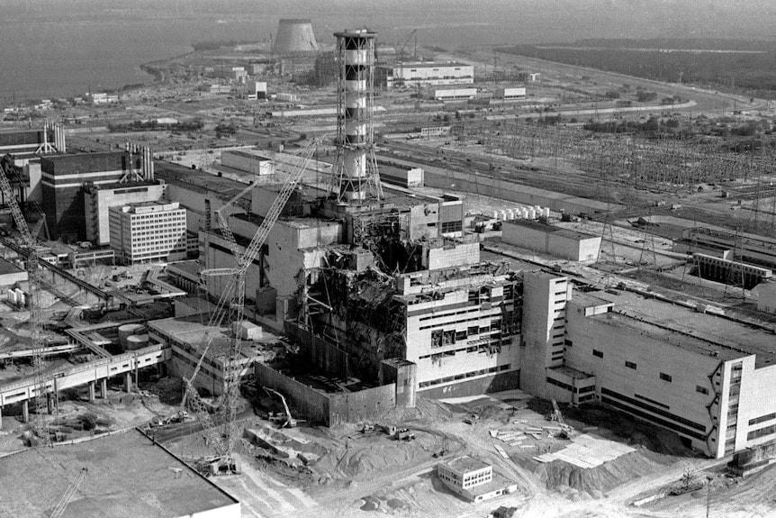 Lò phản ứng số 4 của Chernobyl bốc cháy và phát nổ vào tháng 4 năm 1986. Ảnh: Reuters.