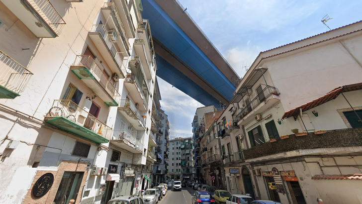Đường cao tốc qua Naples, Ý.  