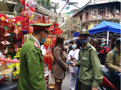 Lực lượng chức năng tổ chức kiểm tra, tuyên truyền vân động nâng cao ý thức chống dịch của người dân tại khu vực phố cổ, Hà Nội. Nguồn: VOV.