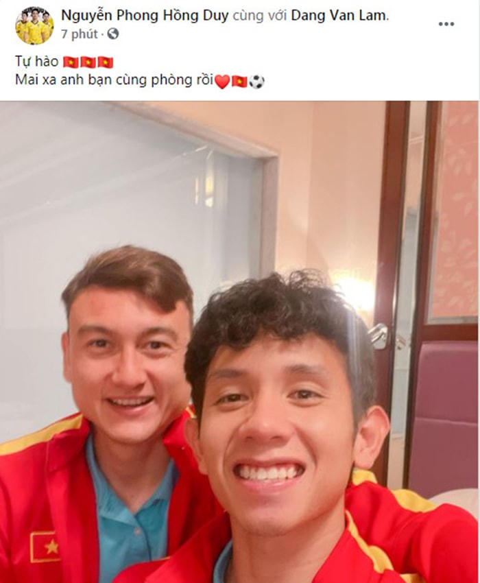 Hậu vệ trái Nguyễn Phong Hồng Duy, người đã có cú sút xa đưa bóng chạm tay cầu thủ của Australia cảm thấy tự hào. Anh cũng tỏ ra buồn khi sắp chia tay người đồng đội Đặng Văn Lâm khi cầu thủ này bay trở lại Nhật Bản thi đấu.
