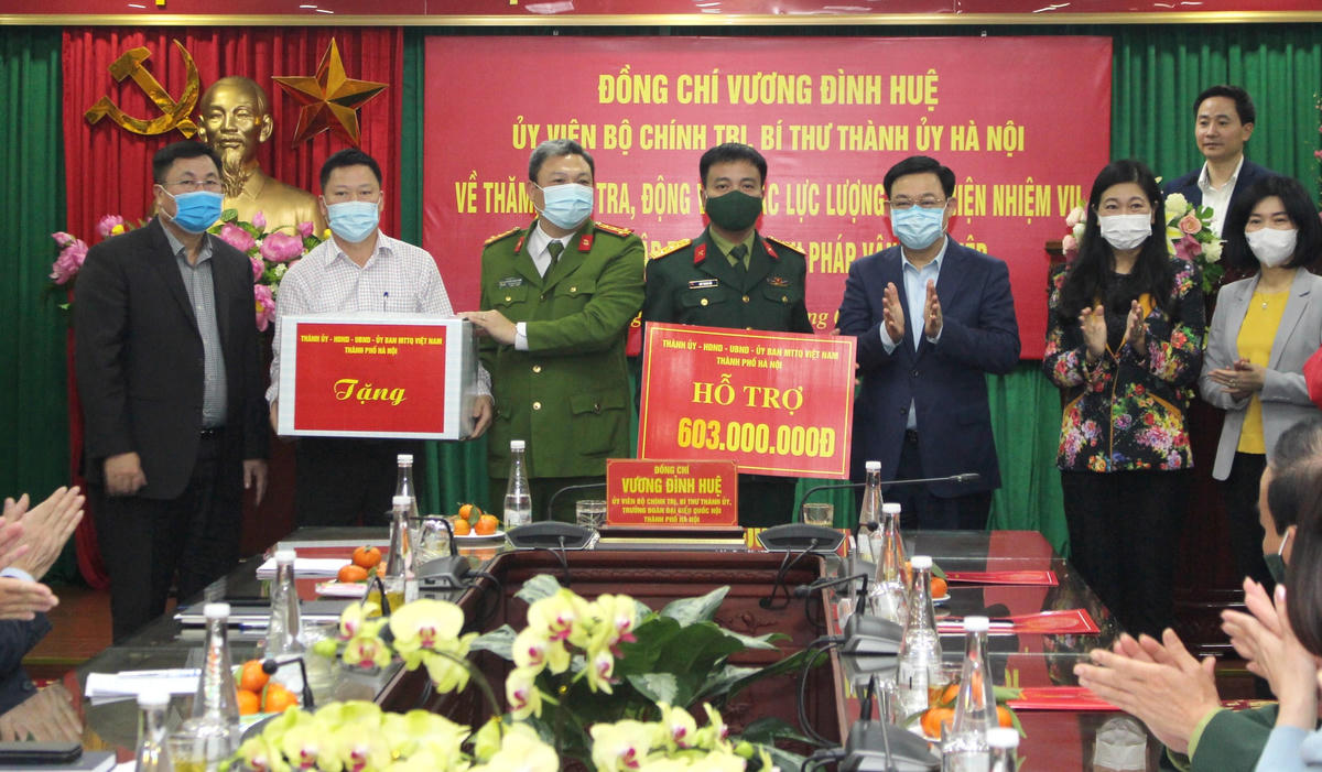 Trao quà và hỗ trợ cho các lực lượng