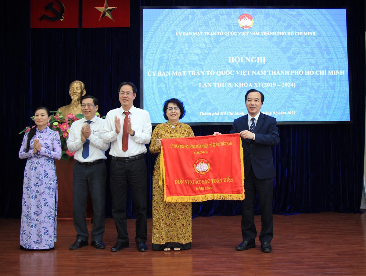 Phó Chủ tịch UBTƯ MTTQ Việt Nam Ngô Sách Thực trao Cờ thi đua đơn vị Xuất sắc toàn diện cho Ủy ban MTTQ Việt Nam TP HCM.