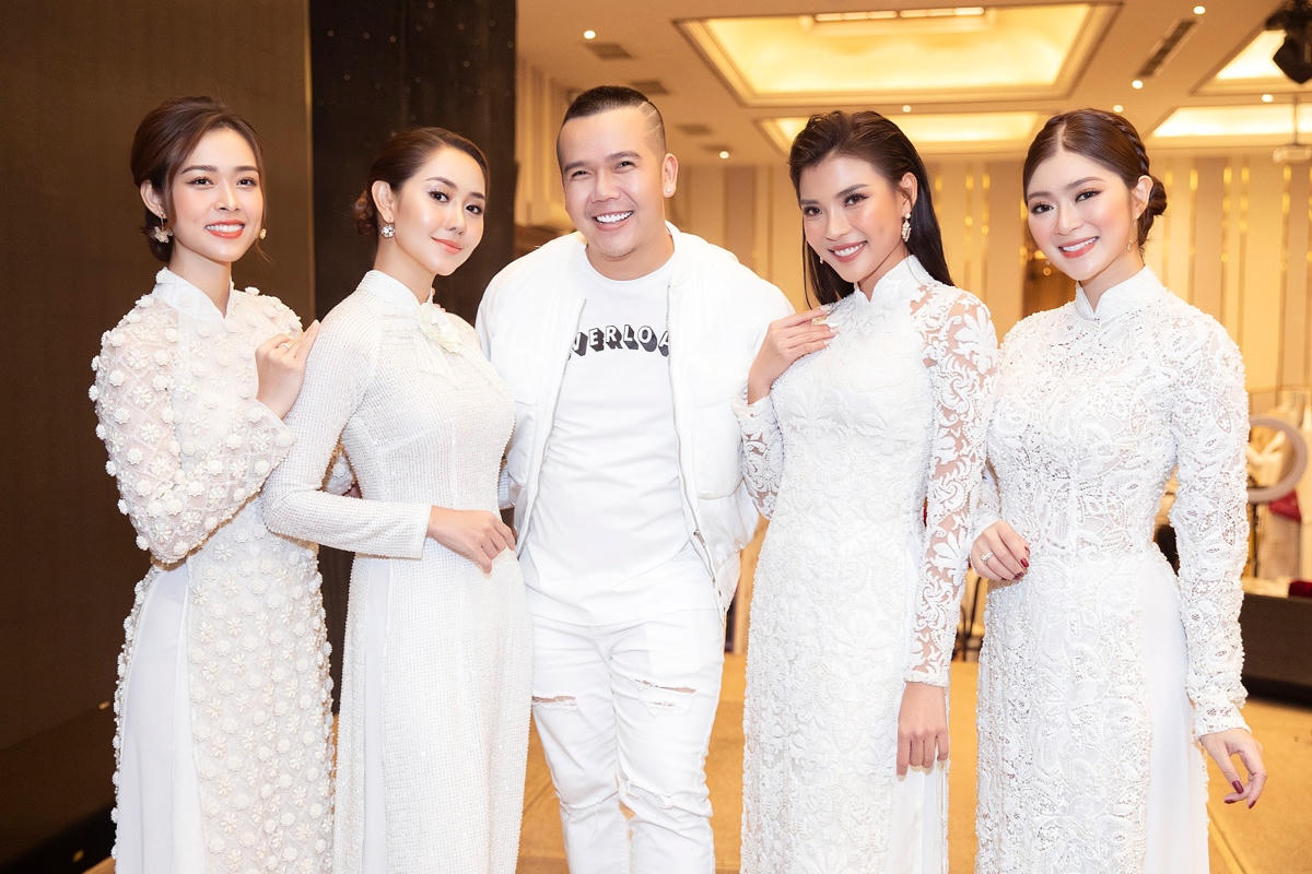 NTK Minh Châu (giữa) cũng các diên viên tham gia đêm diễn. 