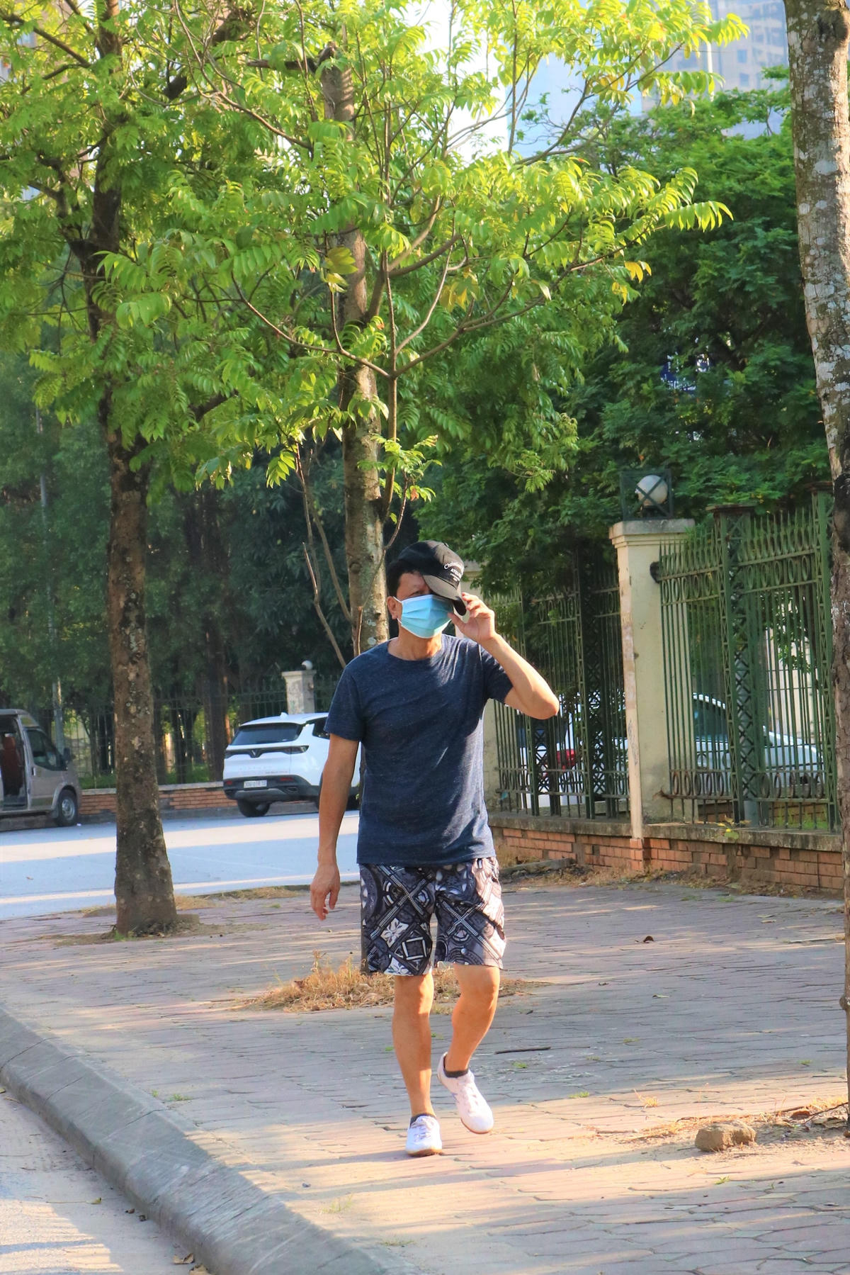 Dù thời tiết nóng bức, mang khẩu trang không tránh khỏi cảm giác ngột ngạt nhưng mọi người vẫn nghiêm túc chấp hành quy định.  