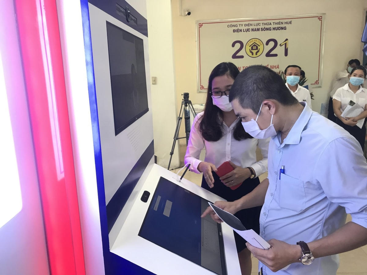 Người dân đang trải nghiệm quầy giao dịch số.