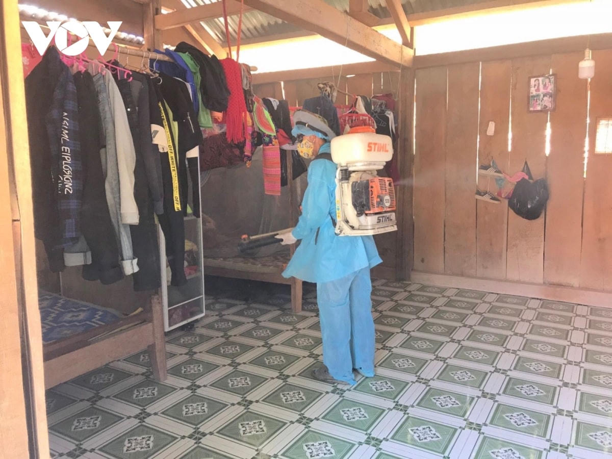 Cán bộ y tế phun hóa chất khử khuẩn tại các ổ dịch.