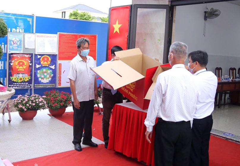 Kiểm tra thùng phiếu.