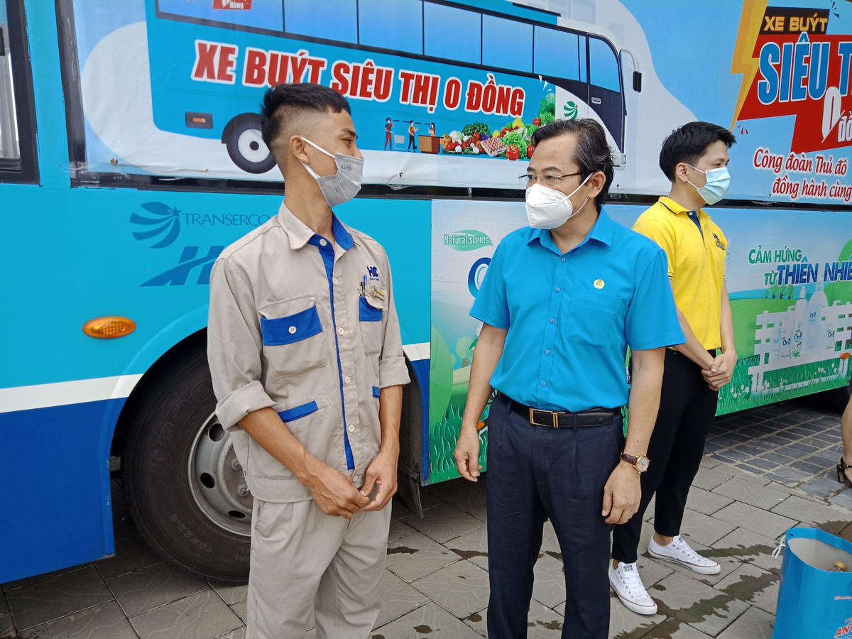 Đồng chí Nguyễn Chính Hữu – Phó Chủ tịch Liên đoàn Lao động thành phố Hà Nội động viên người lao động Công ty TNHH VHC.