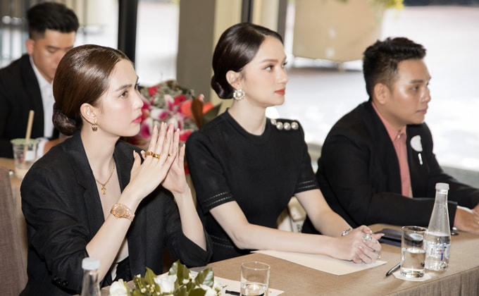 Dù tạm ngưng các hoạt động của làng giải trí nhưng Hoa hậu Hương Giang vẫn tất bật với vai trò CEO một nhãn hàng. Ngày 24/11, 'Nữ hoàng nội y' Ngọc Trinh đến chúc mừng Hương Giang trở thành Phó Tổng giám đốc truyền thông một tập đoàn mỹ phẩm.  