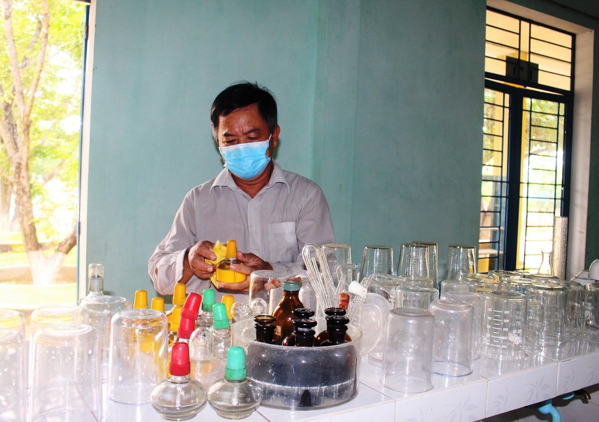 Thầy giáo kiểm tra thiết bị phục vụ năm học mới.