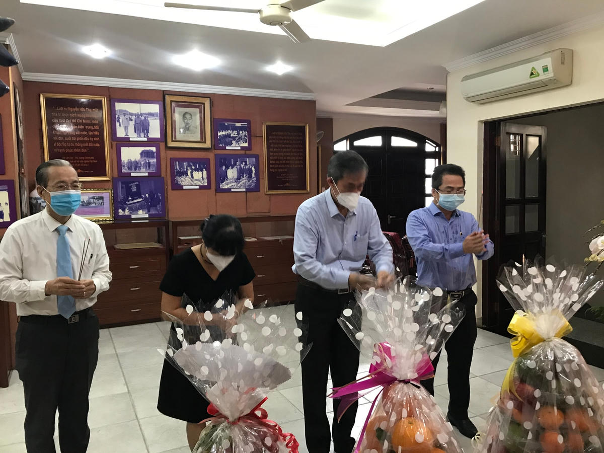 Đoàn công tác UBTƯ MTTQ Việt Nam thắp hương tưởng niệm Luật sư Nguyễn Hữu Thọ.