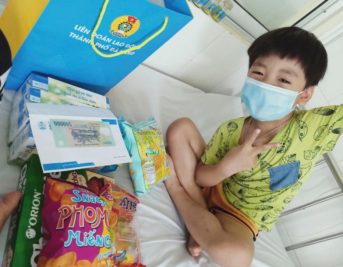 Niềm tin chiến thắng của bệnh nhi mắc Covid-19 tại Bệnh viện phổi Đà Nẵng. Ảnh Bệnh viện phổi Đà Nẵng cung cấp.