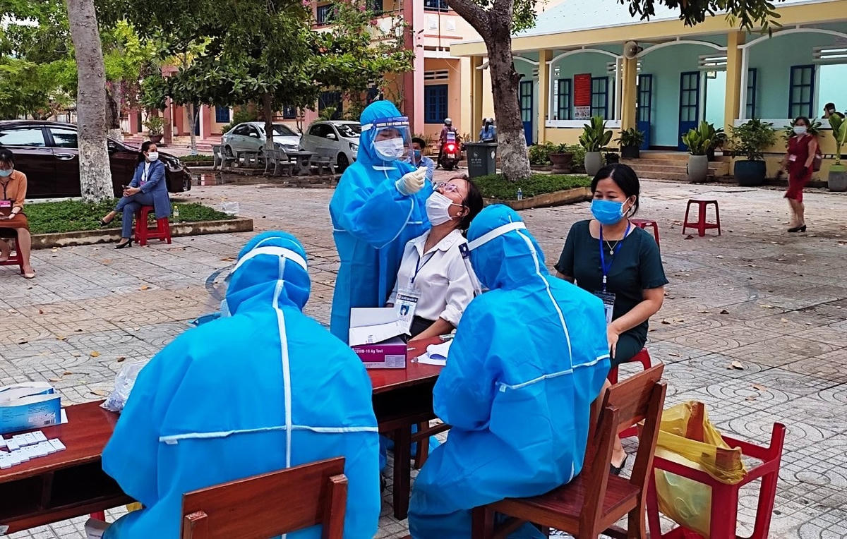 Cán bộ y tế thực hiện test nhanh để kiểm tra SARS-CoV-2.