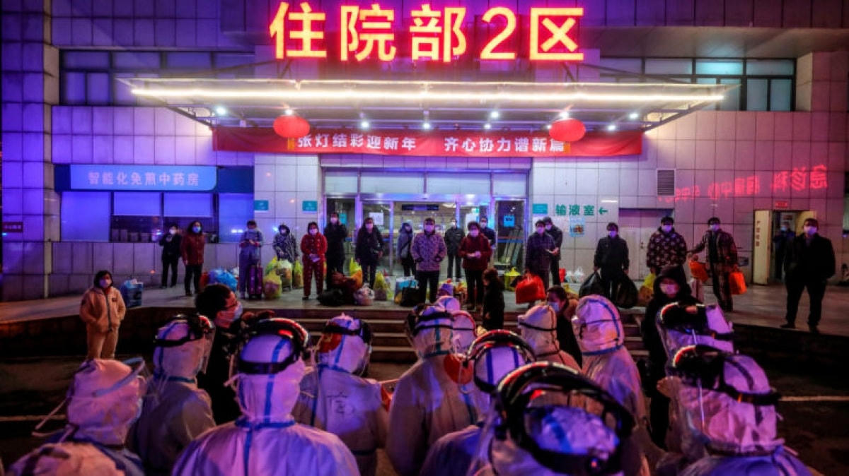 Bệnh nhân mắc Covid-19 chờ ngoài sảnh để chuyển từ Bệnh viện số 5 Vũ Hán đến Bệnh viện dã chiến Lôi Thần Sơn vào ngày 3/3. Ảnh: Getty Images.  