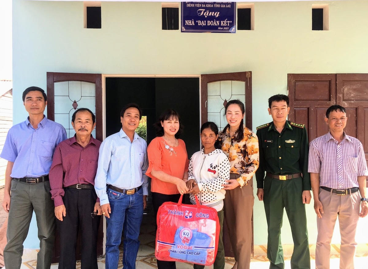 Bà Phạm Thị Lan - Phó Chủ tịch Uỷ ban MTTQ Việt Nam tỉnh Gia Lai (thứ 4 từ trái qua) bàn giao nhà Đại đoàn kết cho hộ nghèo.