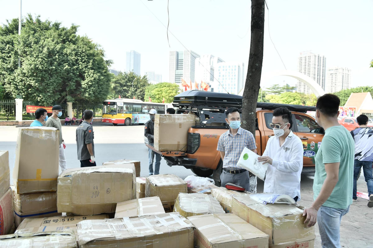 Ca sĩ Tùng Dương cùng ê kíp vận chuyển hàng đến vùng dịch Bắc Giang và Bắc Ninh.