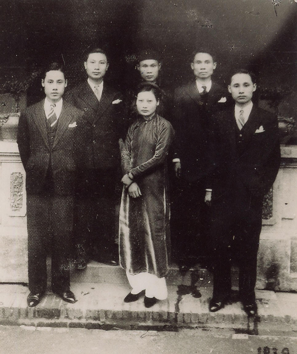 Nhà giáo Nguyễn Viết Quế (thứ hai bên trái) và các em. Liệt sĩ Nguyễn Viết Quỳnh (đầu bên trái). Ảnh chụp năm 1939 tại thị xã Việt Trì (Phú Thọ).  