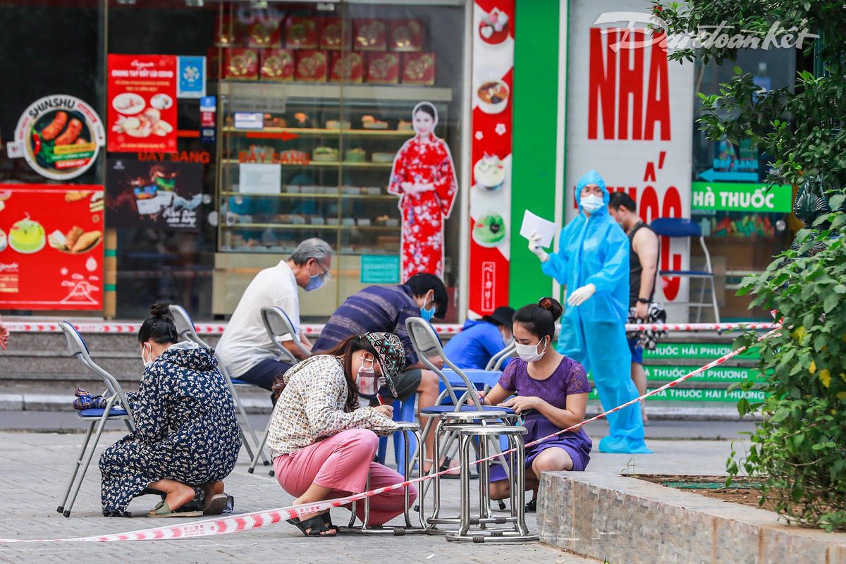 Hà Nội: Xét nghiệm Covid-19 tại nơi có mật độ dân cư đông nhất thành phố