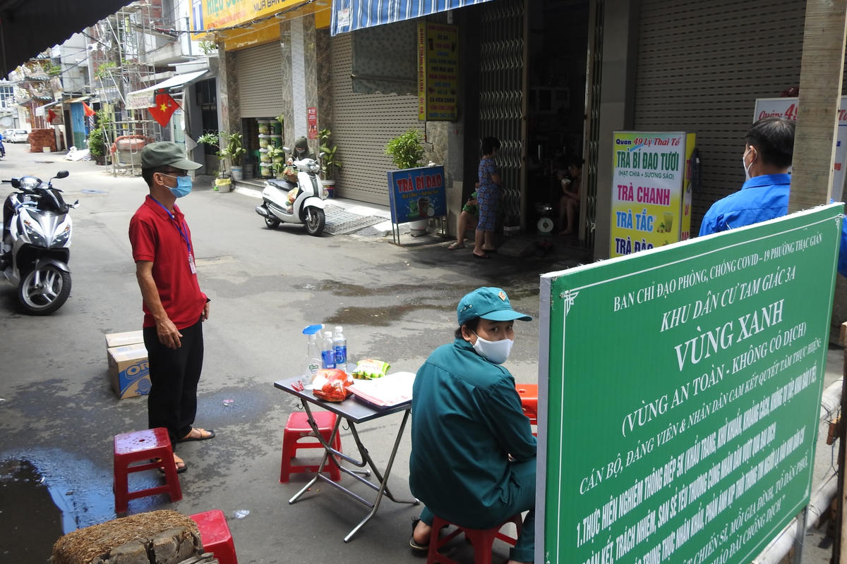 Chốt kiểm soát vùng xanh Khu tam giác 3A phường Thạc gián, quận Thanh Khê vẫn duy trì như 'vùng đỏ'. Ảnh: Thanh Tùng.