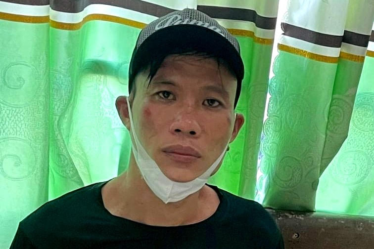 Đinh Ngọc Lê Hoàng Anh bị công an bắt giữ sau hơn 2 giờ cố thủ (Ảnh: CA).