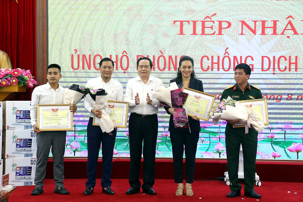 Chủ tịch Trần Thanh Mẫn trao Bằng khen cho các tập thể cá nhân có nhiều đóng góp kinh phí phòng chống dịch Covid-19. Ảnh: Quang Vinh.