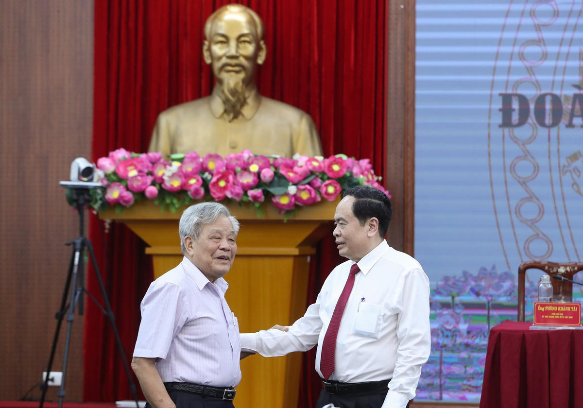 Chủ tịch Trần Thanh Mẫn trao đổi với ông Nguyễn Túc (trái) bên lề Hội nghị. Ảnh: Quang Vinh.
