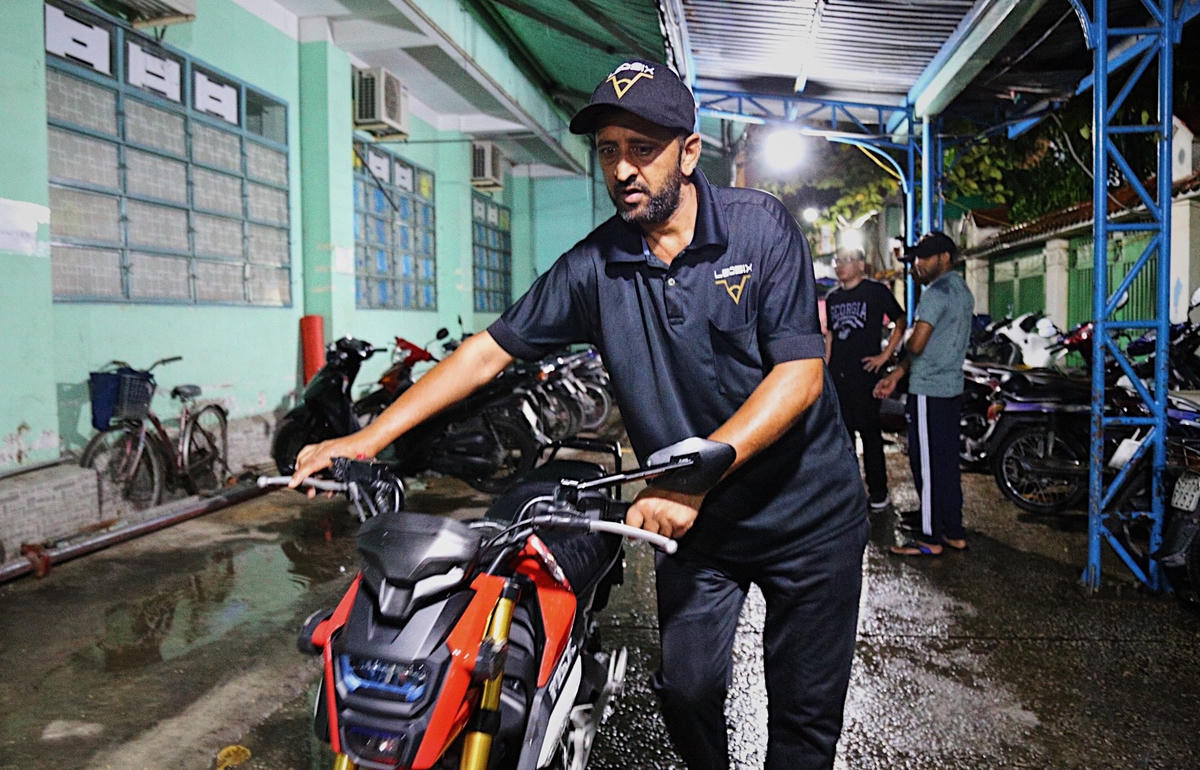 Công việc giữ xe giúp họ có đủ kinh phí trang trải cuộc sống ở Việt Nam. 