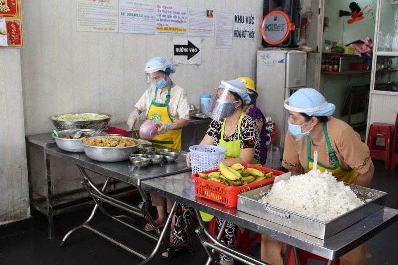 Cơm ngon với bốn món mặn, canh, xào, tráng miệng được bán với giá 2.000 đồng chờ người đến nhận ở quán Nụ Cười 6. Ảnh: PLO.