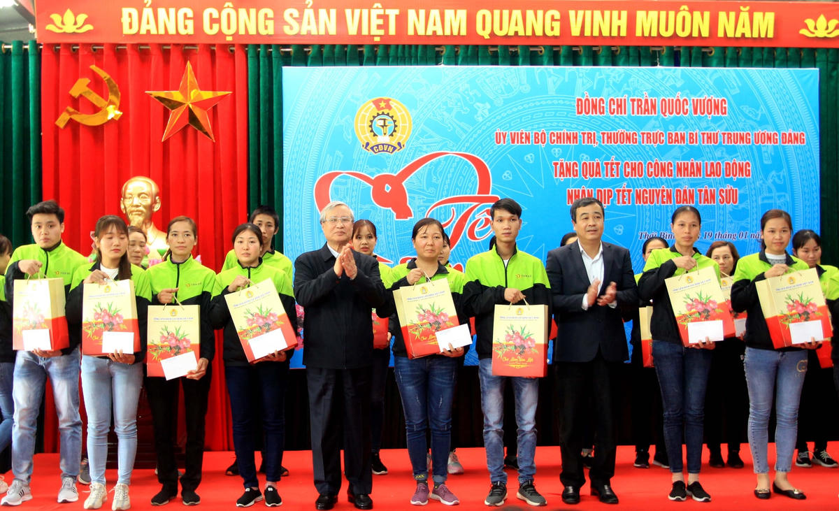 Thường trực Ban Bí thư Trần Quốc Vượng tặng quà Tết công nhân tại tỉnh Thái Bình.