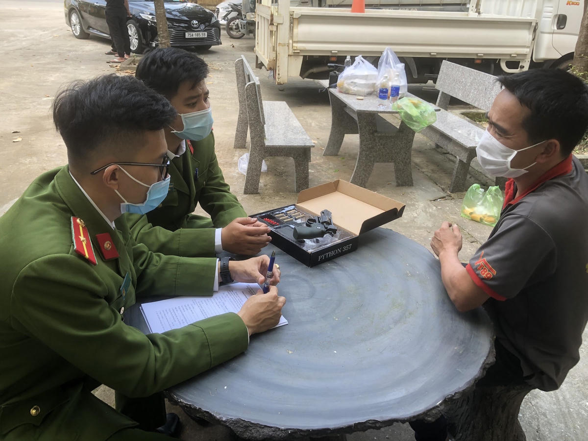 Lực lượng chức năng tiến hành dừng, kiểm tra xe do tài xế Trần Đình Vượng điều khiển.