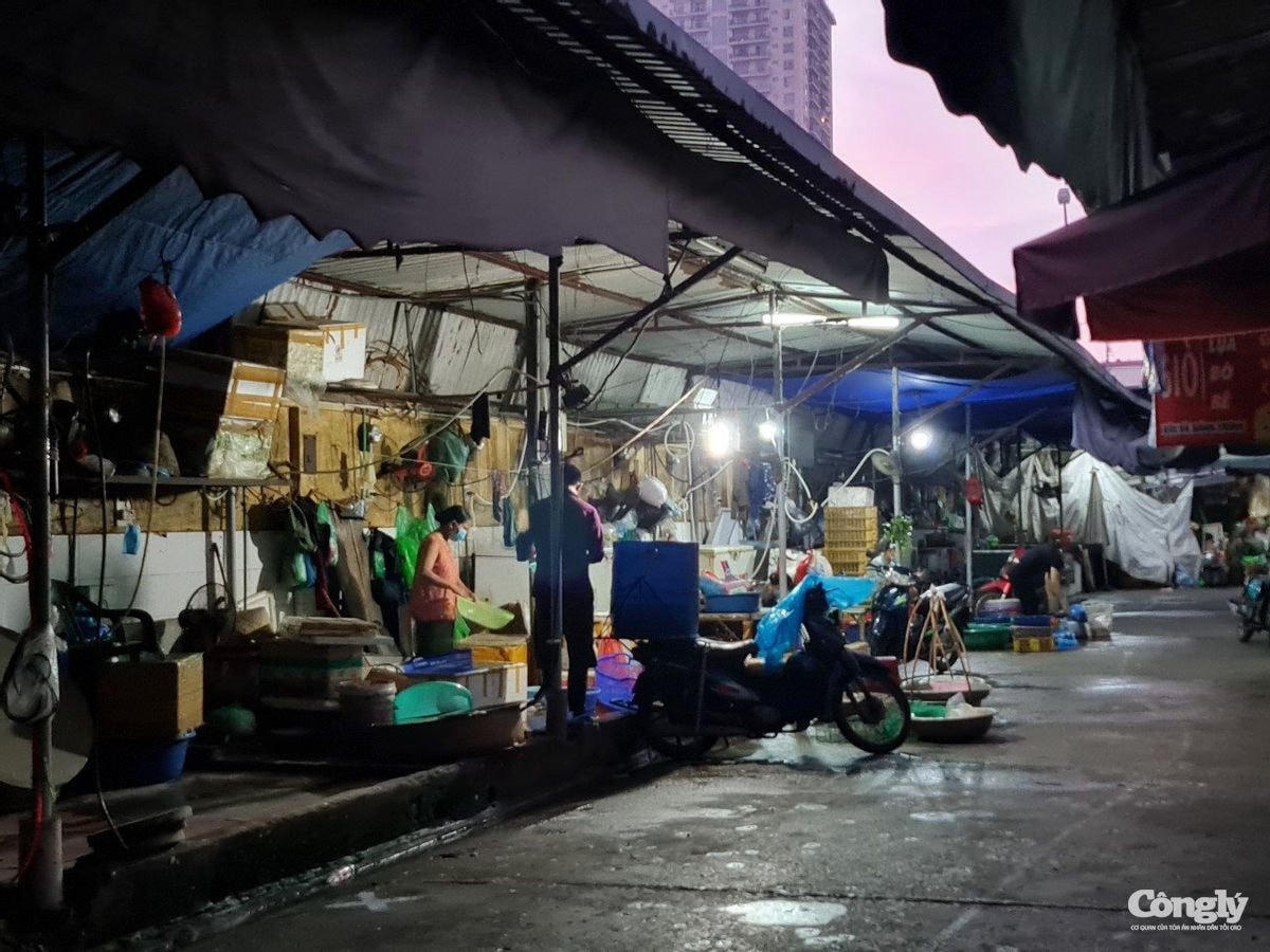 Một số gian hàng chưa kịp bày bán. Ảnh: Báo Công Lý.