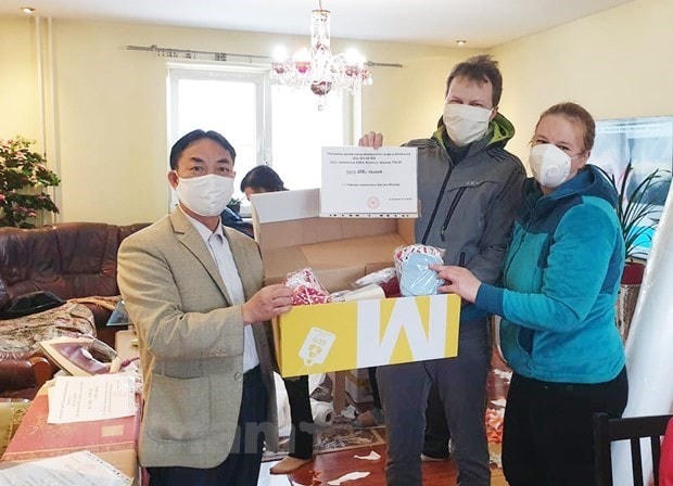 Ông Trịnh Tân (bên trái) trao tặng khẩu trang hỗ trợ chống dịch Covid-19 tại Ostrava.