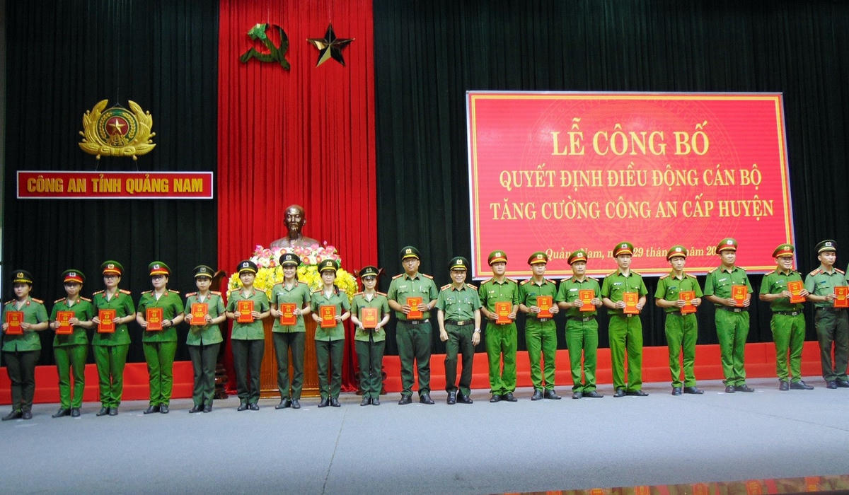 Công bố điều động cán bộ tăng cường cho Công an cấp huyện.
