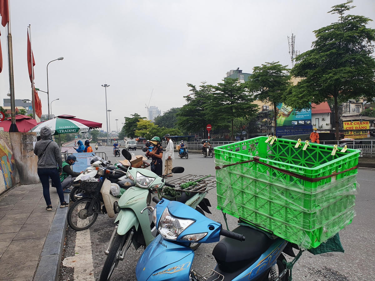 Ghi nhận của PV Báo Đại Đoàn Kết Online tại cửa khẩu Thanh Yên - Phúc Tân, dù đã ngoài giờ nhận đồ tiếp tế, tuy nhiên hàng chục shipper và người dân vẫn tập trung trước cửa khẩu.
