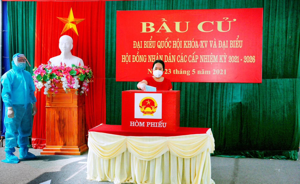 Sau đó bỏ phiếu bầu vào hòm bỏ phiếu.