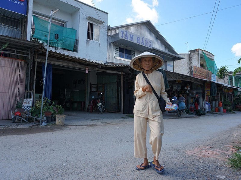 Cô Bảy bán vé số tích góp được 72 triệu đồng dùng vào việc trùng tu mồ mả, thực hiện lời hứa với đồng đội đã khuất.