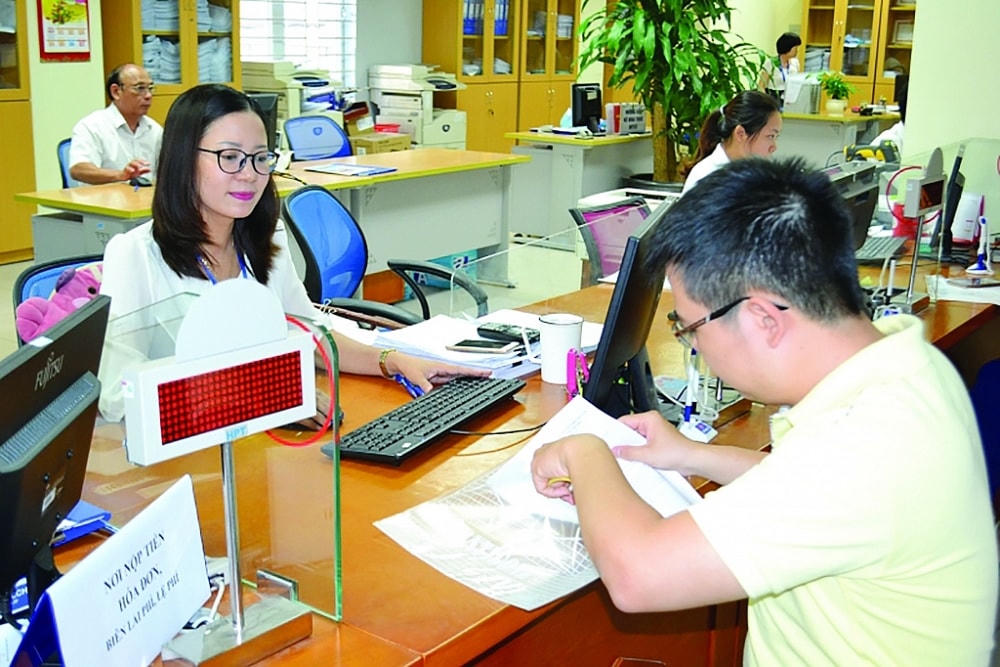 Doanh nghiệp làm thủ tục nộp thuế.