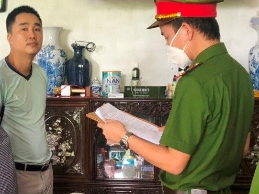 Tống đạt quyết định khởi tố bị can đối với Nguyễn Văn Trung.