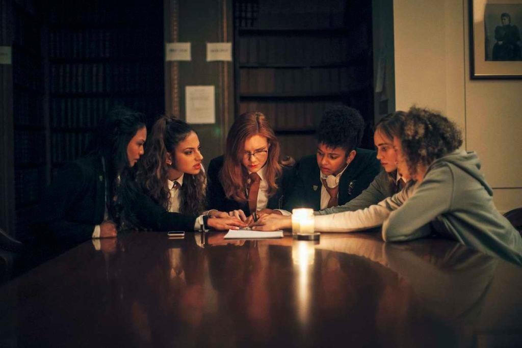 Séance là một bộ phim kinh dị học đường kể về câu chuyện một nhóm nữ sinh cùng nhau gọi hồn một nữ sinh đã chết.