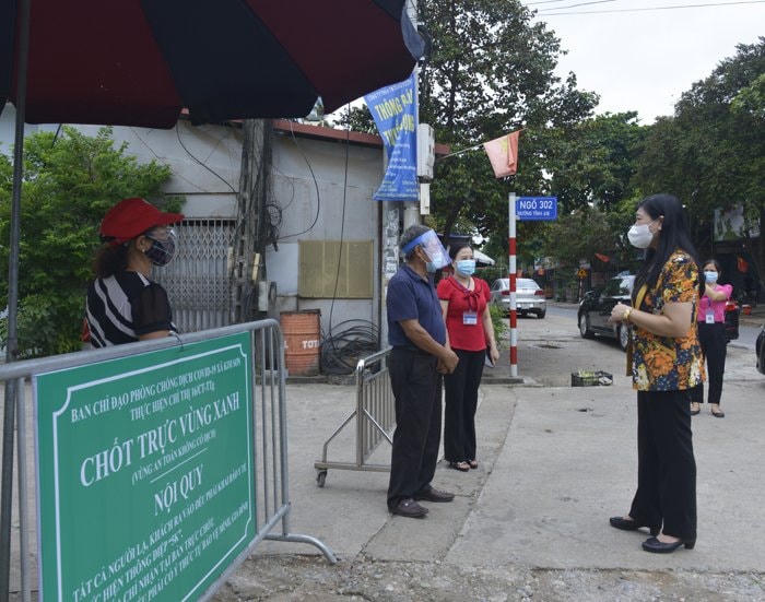 Bà Nguyễn Lan Hương thăm hỏi lực lượng chốt trực "Vùng xanh" xã Kim Sơn. 